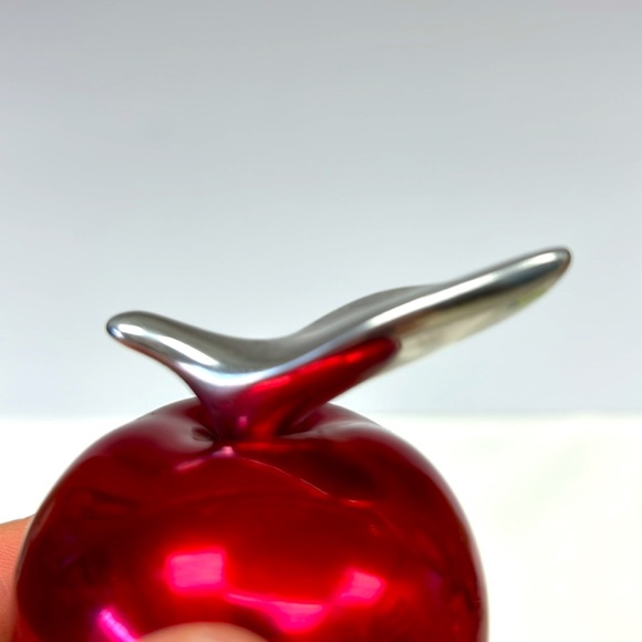 Vintage aluminum red apple paperweight - Picture 5 of 5